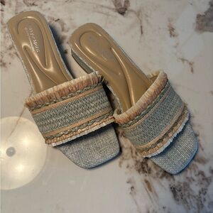 Easy Spirit Women's Textured Gray and Tan Mules